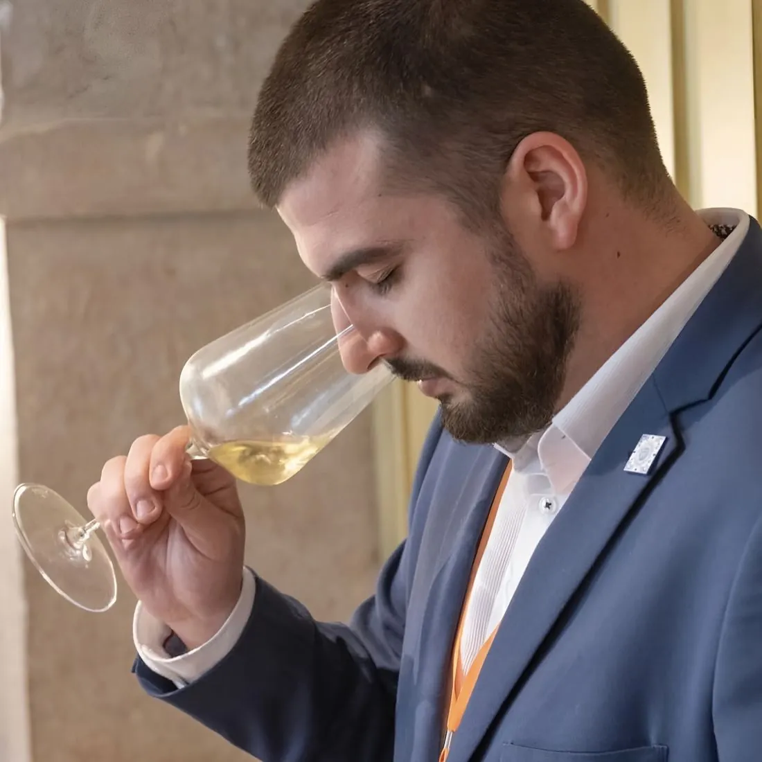Tiago Franco a provar um vinho branco
